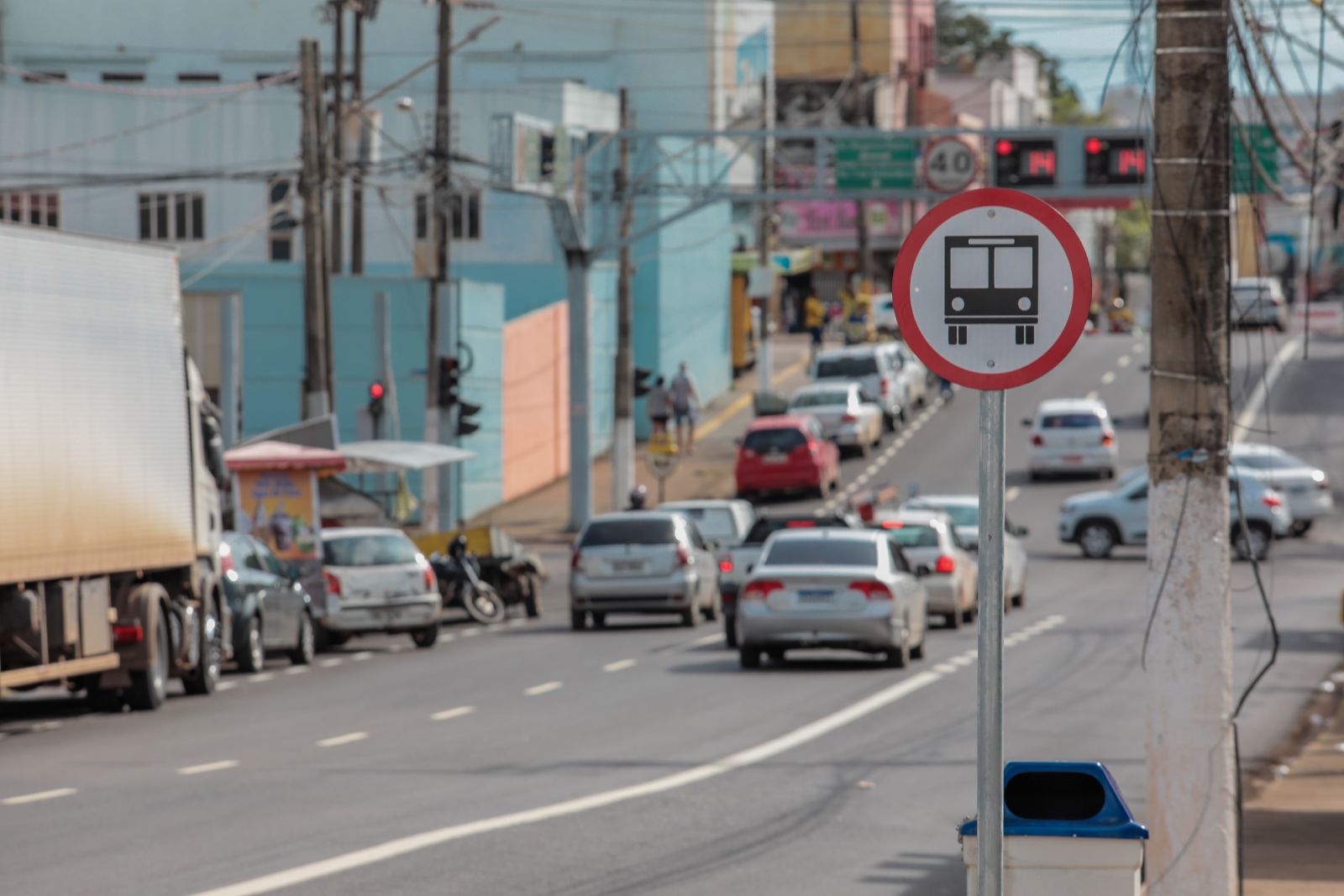 Após recapeada, avenida recebe novas sinalizações 